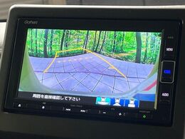 【バックカメラ】駐車時に後方がリアルタイム映像で確認できます。大型商業施設や立体駐車場での駐車時や、夜間のバック時に大活躍！運転スキルに関わらず、今や必須となった装備のひとつです！