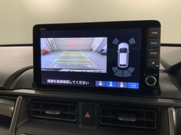 リバースギアに入れるだけで後方の表示へ切り替わります。夜間や雨の日の駐車も楽になりますよ。