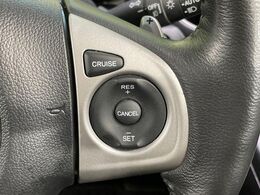 【クルーズコントロール】高速道路もラクラク走行。アクセルを離しても一定速度で走行ができ、長距離運転時の負担を軽減！加速・減速も簡単なスイッチ操作で調整できます。