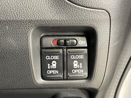 【両側パワースライドドア】スマートキーや運転席のスイッチで後席両側スライドドアの開閉が可能♪電動だから力を入れてドアを開ける必要が無く、小さなお子様でも簡単に開け閉めでき快適です♪