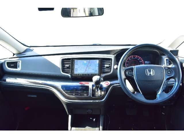 とても握りやすいステアリング！運転手の気持ちがそのまま伝わるかのような反応をしてくれます！！小物入れや各ボタンの配置にこだわり、とても使いやすいです！視認性も良いのでロングドライブもお任せ下さい！
