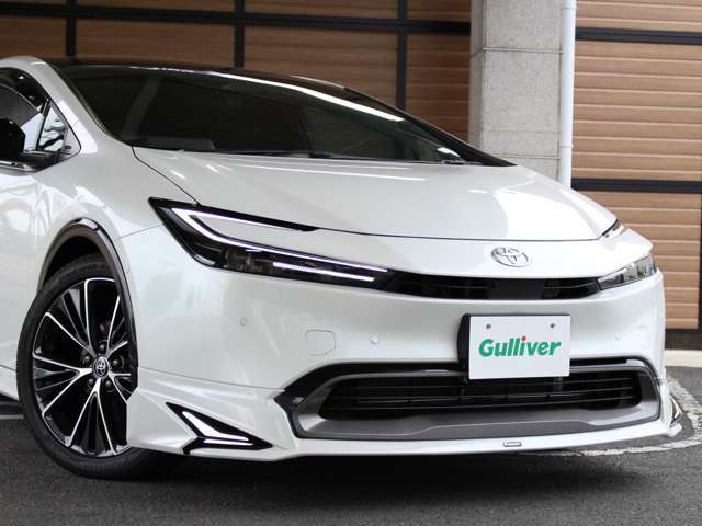 ☆令和6年7月登録車TOYOTAプリウス2.0ハイブリッドZメーカーオプションプラチナホワイトパールカラー入荷致しました♪パノラマムーンルーフにLEDランプ付モデリスタエアロキット4点セットの息を飲み込む1台です☆☆