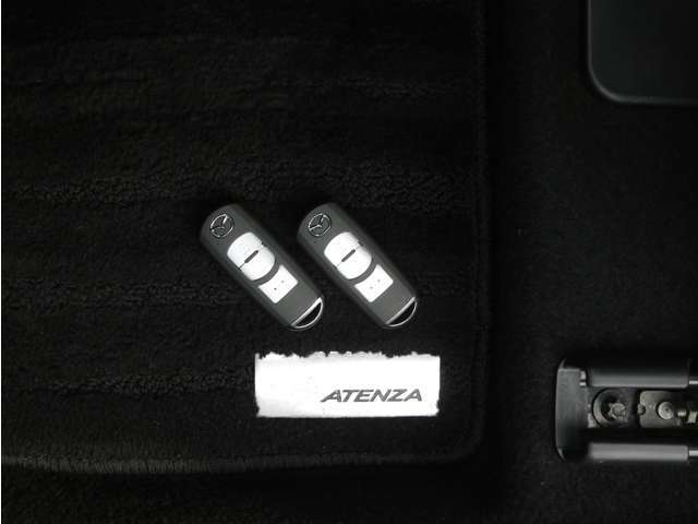 スマートキーも装備！カバンの中から鍵を探す手間もなくすぐに開閉できます！両手が荷物で塞がっている時や雨のときなど便利ですね！