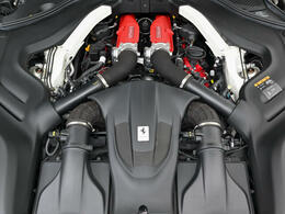フロントミッドに搭載された3.9L V8ターボエンジンは600馬力を発揮します。