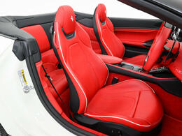 こちらは右ハンドルのお車でございます。内装はRosso Ferrariを選択しております。