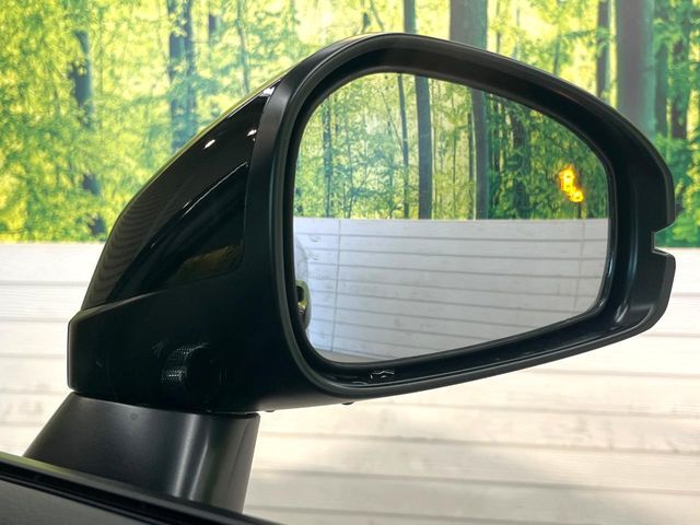 【ブラインドスポットインフォメーション】走行中、ドアミラーの死角になりやすい箇所に後続車が接近するとサイドミラー付近に警告を表示、ドライバーに注意喚起をしてくれます。