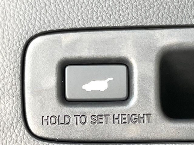 【パワーバックドア】スマートキーや運転席のボタンを押すだけでリアゲートが自動で開閉します！荷物を持っている時や、高い位置にあるバックドアを閉める際に便利な機能です♪