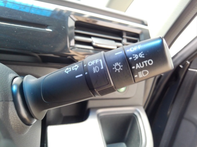 オートヘッドライト標準装備です。車外の明るさに応じて自動的にヘッドライトの点灯・消灯をしてくれます。トンネルの出入り口などで活躍してくれます。