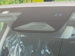 【ホンダセンシング】走行中に前方の車両等を認識し、衝突しそうな時は警報とブレーキで衝突回避と被害軽減をアシスト。より安全にドライブをお楽しみいただけます。