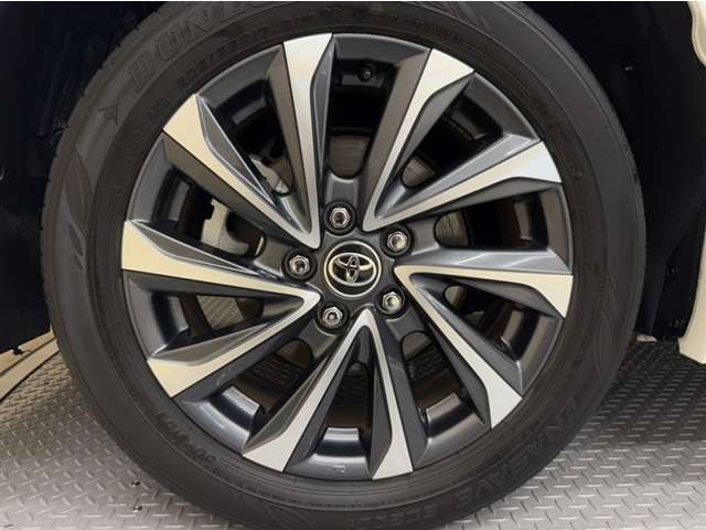 「トヨタ純正アルミホイール」を装着！純正なので車のデザインともマッチしています。高級感やスポーティーさを際立たせてくれます。