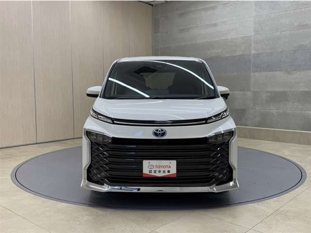 お車購入のポイントとなるフロントマスクです。上質で迫力あるデザインですね☆☆