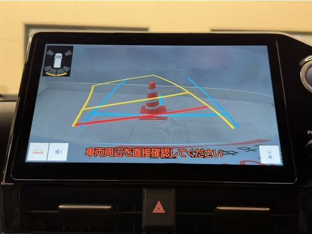 バックガイドモニター付きです。車の後方に小型カメラが付いており、バックする際の後方の様子をモニター上に表示します。