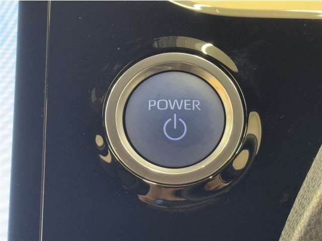 エンジンスタートボタンです。キーが車内にあれば、エンジンの始動・停止はブレーキを踏んでスイッチを押すだけ！キーを取り出す手間を省き、ワンプッシュでエンジンを操作するので簡単でスムーズです。