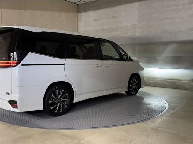 LEDヘッドランプです。十分な明るさを保ちつつも消費電力が少なく、バルブ寿命も長いのが特徴です。瞬時にMAXの光量を発揮するのもLEDならではです。