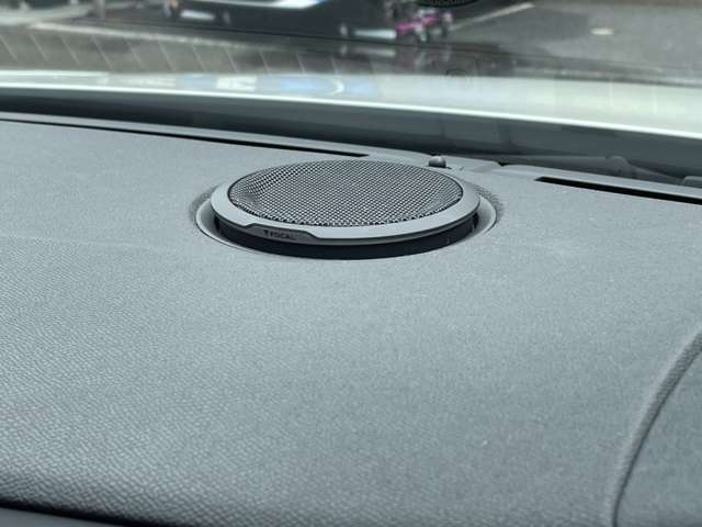 フロントモニター後方にスピーカー装備。