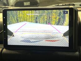 【バックカメラ】駐車時に後方がリアルタイム映像で確認できます。大型商業施設や立体駐車場での駐車時や、夜間のバック時に大活躍！運転スキルに関わらず、今や必須となった装備のひとつです！