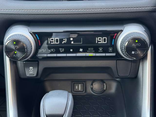 こちらはデュアルエアコンと言い、運転席側と助手席側で温度を変えれます。男性と女性では体感温度も異なると思いますのでより快適なドライブを実現しましょう！