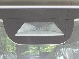 【ホンダセンシング】走行中に前方の車両等を認識し、衝突しそうな時は警報とブレーキで衝突回避と被害軽減をアシスト。より安全にドライブをお楽しみいただけます。