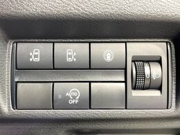 【ハンズフリー機能付き両側パワースライドドア】スライドドアの下に足先を入れてすぐ引くと、自動的にスライドドアが開閉します！荷物で両手がふさがった状態でも、ドアの開閉ができてとっても便利！