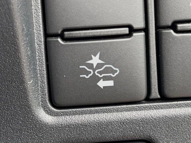 【プリクラッシュセーフティ】前方の車両等を検知し、衝突しそうな時は警報で注意を促し、ブレーキを踏む力をサポート。ブレーキを踏めなかった場合は衝突被害軽減ブレーキが作動、衝突回避をサポートします。