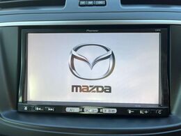 【メーカー純正ナビ】インテリアに溶け込むスタイリッシュな「専用設計」メーカーナビを装備♪視認性や操作性など基本性能にも優れ、より上質なカーライフをお楽しみいただけます。