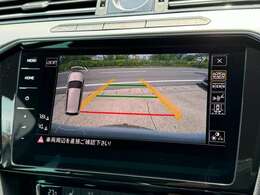 【リアカメラ・リアアシスト】　ガイドレーン以外にもセンサーで障害物を検知し、ディスプレイに映像とアラーム音でドライバーにお知らせを行うので、より安全に駐車操作を行って頂けます。