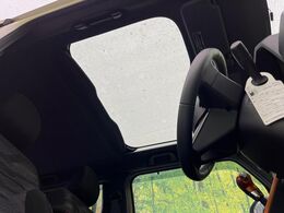 【ガラスルーフ】ガラスルーフ搭載で車内の解放感が一気にアップ！開放的なドライブをお楽しみいただけます。