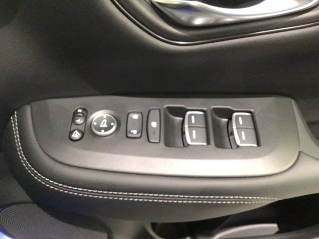 ★運転席の周りには手の届く範囲に、Hondaセンシング用のメインスイッチ・左側電動スライドドアの操作スイッチ・ETCがついています。他にスマートフォンの充電可能なUSB端子などたくさんの装備がついてい