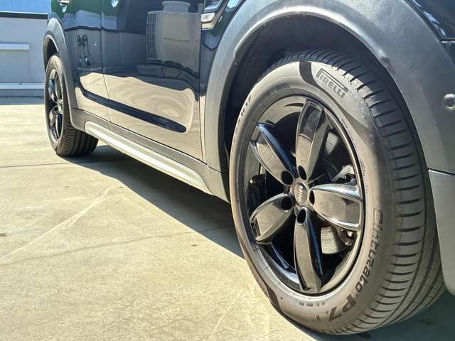 MINIのアロイ・ホイールは、MINIらしさの象徴である、ゴーカート・フィーリングを向上させるために技術の粋を集めて開発されています。