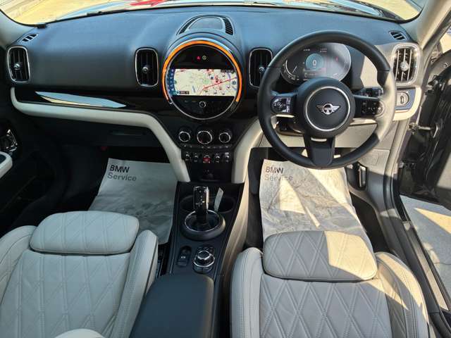 車内全体を取り巻く様なアンビエントライトを追加装備で夜のドライブにおいて上質で居心地のよい空間をつくりだすことができます。その日の気分に合わせてお好みで選択する事が可能です。