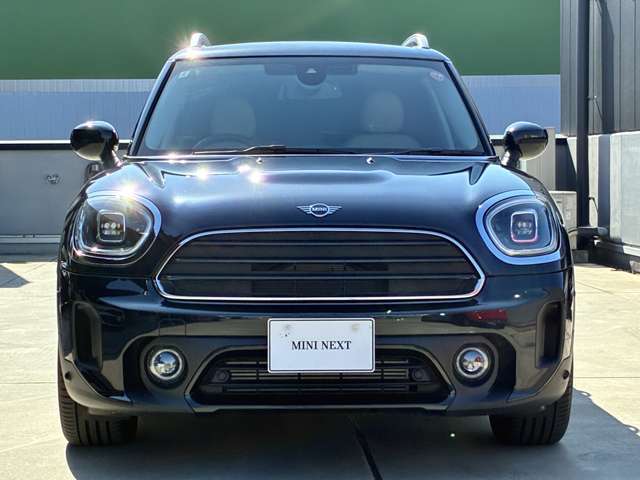 MINIのフロントグリルのデザインはイギリスで生まれた当初から、シルバーのサイドバーが折り重なった伝統的なデザインで御座います。その伝統はBMWのお車になってからでも少しずつ形を変えて守られております