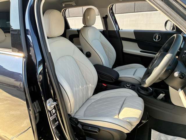 室内は大変綺麗に扱われており、タバコも吸われていない為、車両以外の臭いは感じられません。禁煙車両をご希望の方はこちらのお車をお奨め致します。