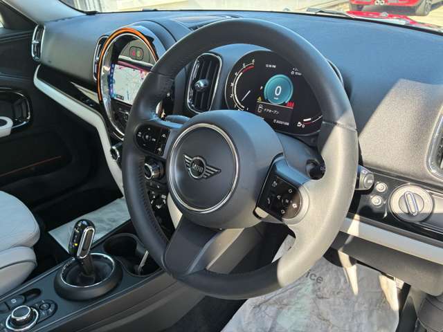 ステアリングに配置しているスイッチで、オーディオのボリュームやラジオの選局が出来ます。ハンドルを離すことなく、快適にオーディオを操作できます。