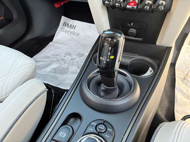 【シフト】スポーティーさを極めたなめらかなシフトチェンジが可能で、快適なクルージングからダイナミックな走りまで、さまざまな運転スタイルに適応いたします。