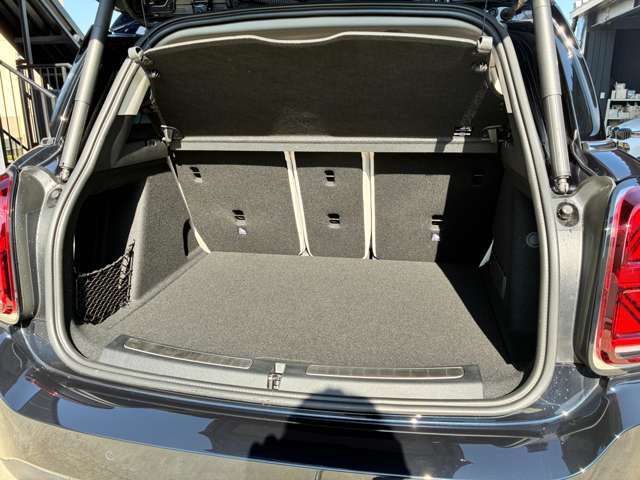 【トランクルーム】全面をファブリック処理し荷物に傷がつくのを防ぎます。ラゲージルーム照明を装着。背もたれをほぼ水平まで倒すことが出来ます。大きな荷物の収納にも便利です。