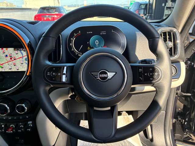 ステアリングに配置しているスイッチで、オーディオのボリュームやラジオの選局が出来ます。ハンドルを離すことなく、快適にオーディオを操作できます。