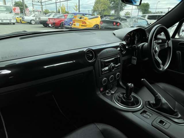 インパネやダッシュボードやインパネの傷みもなくクリーンな状態です。