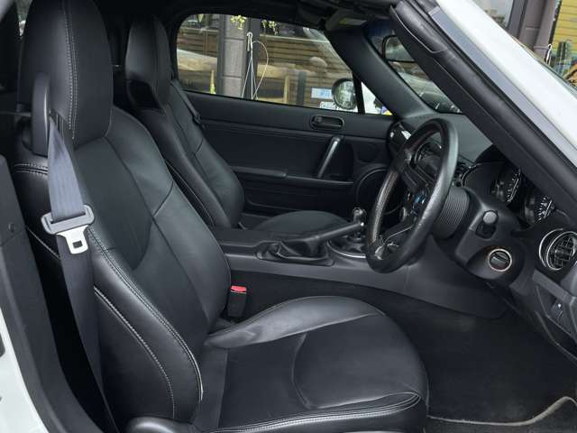 純正レザー製スポーツシートの状態も良く全体的にクリーンな印象です。