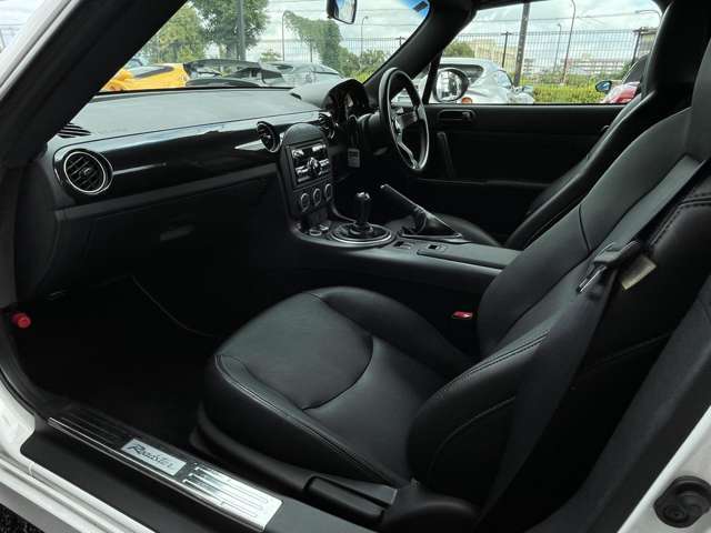 純正レザー製スポーツシートの状態も良く全体的にクリーンな印象です。