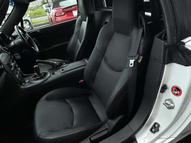 純正レザー製スポーツシートの状態も良く全体的にクリーンな印象です。