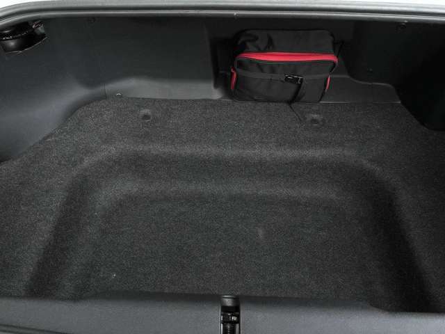 トランクフロアも広く容量十分です。