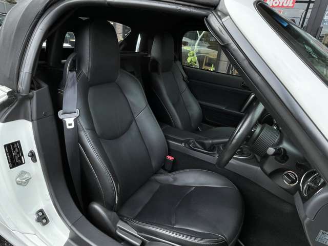 純正レザー製スポーツシートの状態も良く全体的にクリーンな印象です。