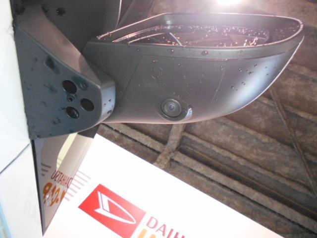 ダイハツ純正ナビ用全方位カメラが装着されております。純正ナビ装着時、ナビ画面にカメラの映像が映ります。（ナビは別売になります。）