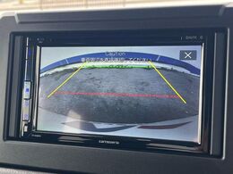 【バックカメラ】駐車時に後方がリアルタイム映像で確認できます。大型商業施設や立体駐車場での駐車時や、夜間のバック時に大活躍！運転スキルに関わらず、今や必須となった装備のひとつです！