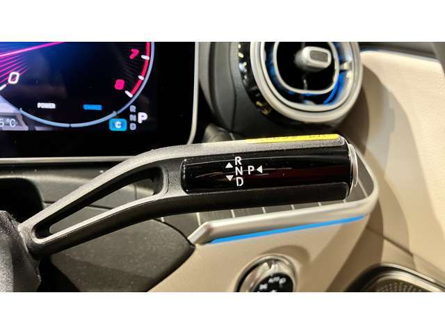 メルセデス・ベンツはドイツ本国シュツットガルト近郊でのメルセデス自車が関わった重大事故を、40年以上に亘って調査しています。エアバッグやシートベルトテンショナーは、この調査の結果生み出されました。