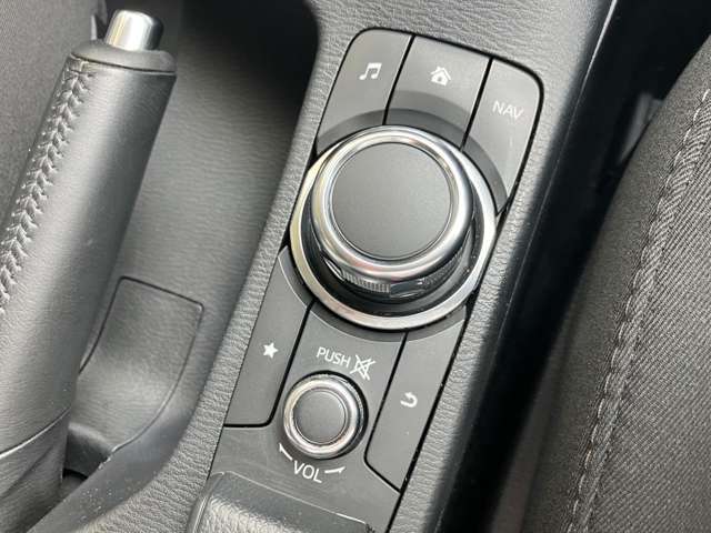 ATのシフトレバー後方にコマンダーが付いていて手元の操作でナビやオーディオが動かせる便なアイテムです！