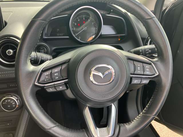 ★本革巻ステアリング★しっとりと手に馴染む本革ならではの感触！確かな操作感！