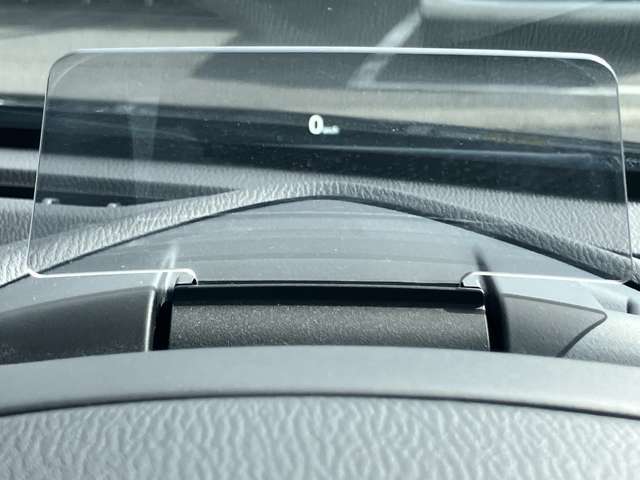 ★ヘッドアップディスプレイ★を装備！！運転席の前方にディスプレイを設置して車速/シフト位置などの情報や警報を表示してドライバーにお知らせしてくれます！