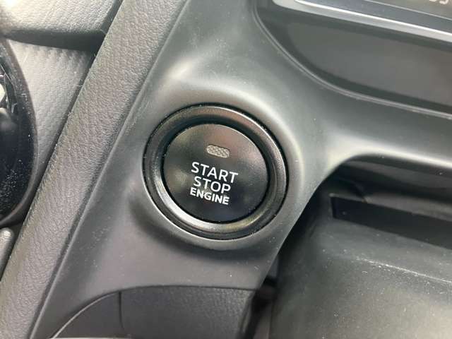 ★プッシュスタートシステム★エンジンスタートは最近はやりのプッシュスタート！鍵を車内に持ち込めばシリンダーに差し込まなくともボタン1つでエンジンがかかる★