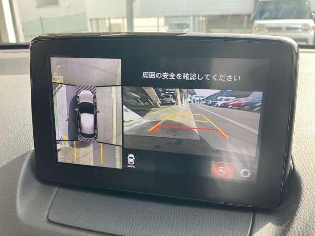 ★360°ビューモニター★クルマを真上から見下ろしているかのような映像によって車庫入れや縦列駐車などの駐車時に自車と駐車位置の関係をひと目で確認できスムースな駐車をサポートします！